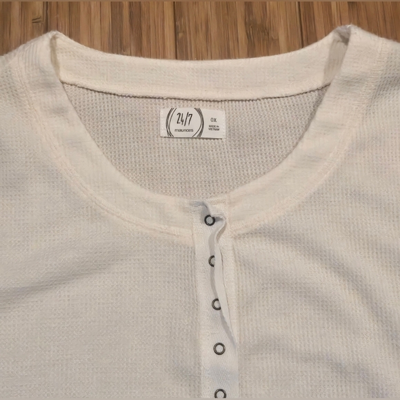 NWOT Maurcies Long Sleeve Top - Picture 3 of 7